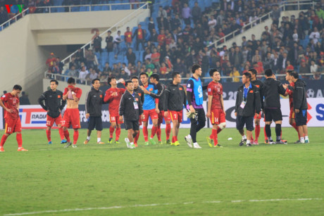 Kết thúc trận đấu, ĐT Việt Nam thua cay đắng Indonesia với tỷ số chung cuộc 3-4. Thua trận khiến thầy trò Hữu Thắng rơi nước mắt vì tiếc nuối.