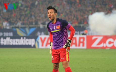 Thủ môn bất đắc dĩ - Quế Ngọc Hải òa khóc khi ĐT Việt Nam chia tay giấc mơ vô địch AFF Cup 2016.