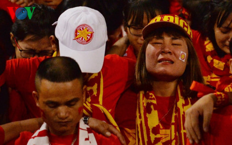 Việc ĐT Việt Nam chính thức dừng bước tại AFF Cup 2016 khiến nhiều CĐV luyến tiếc và không cầm được nước mắt.