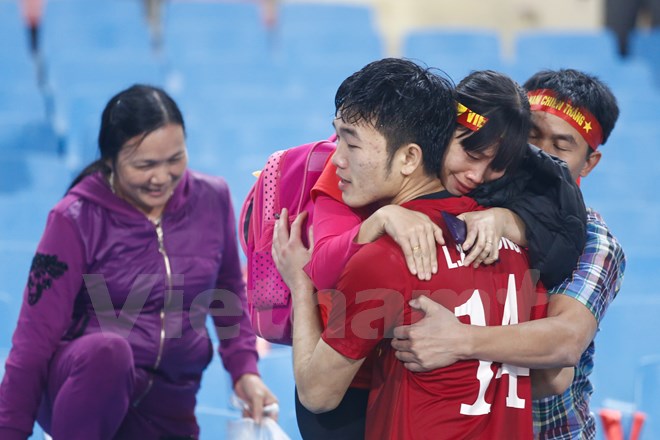 Gia đình từ Tuyên Quang lên xem Xuân Trường thi đấu. Người thân của Trường cũng không giấu được những giọt nước mắt. (Ảnh: Hiếu Lương/Vietnam+)