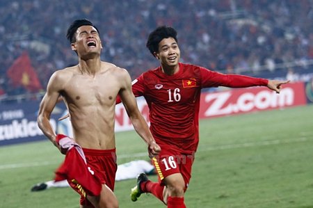Vũ Minh Tuấn và bàn thắng lịch sử ở phút 90+4 không thể giúp tuyển Việt Nam giành quyền vào chung kết. (Ảnh: Minh Chiến/Vietnam+)