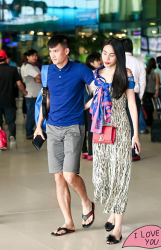 Trên trang cá nhân, Thủy Tiên vừa chia sẻ hình ảnh vợ chồng cô gặp nhau ở sân bay Tân Sơn Nhất và cùng nhau trở về nhà.