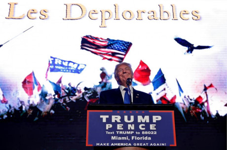 Nụ cười ấn tượng của ông Trump khi thực hiện chiến dịch tranh cử ở Miami, Florida.