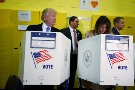 Ông Trump và phu nhân Melania Trump bỏ phiếu tại điểm bỏ phiếu PS59 ở New York.