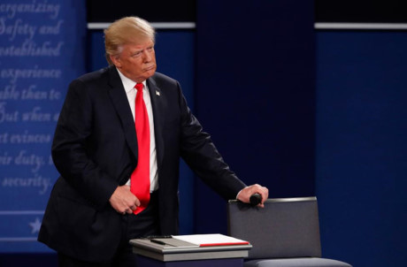 Ông Trump quan sát đối thủ Hillary Clinton khi hai người có cuộc tranh luận trực tiếp tại đại học Washington ở St Louis, Missouri.