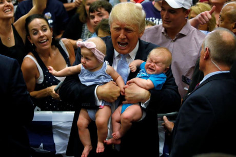 Ông Donald Trump bế hai em bé tại một cuộc mít-tinh ở Colorado Springs, Colorado.