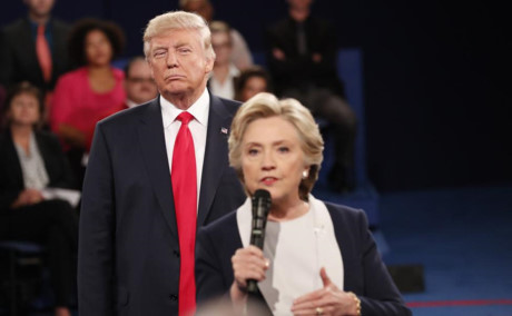 Donald Trump lắng nghe ứng cử viên của đảng Dân chủ Hillary Clinton trả lời câu hỏi của khán giả trong cuộc tranh luận trực tiếp tại Đại học Washington ở St Louis, Missouri.