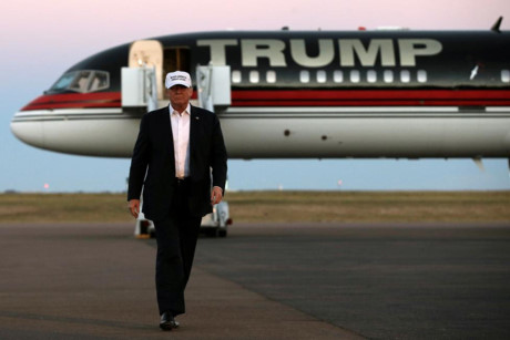 Ông Trump bước xuống máy bay khi tiến hành vận động tranh cử ở Colorado Springs, Colorado.