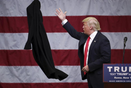 Donald Trump vứt chiếc áo khoác của mình khi phát biểu trong buổi vận động tranh cử ở New York.