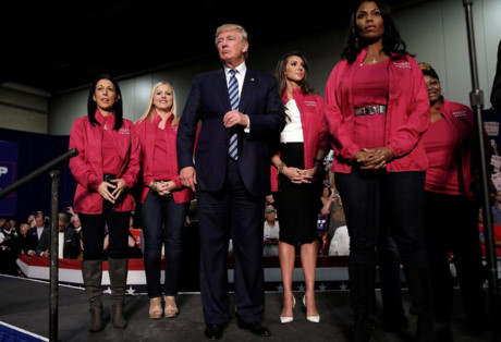 Ông Trump đứng giữa những phụ nữ ủng hộ trên sân khấu buổi vận động tranh cử ở Charlotte, Bắc Carolina.