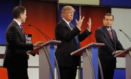 Ông Trump khoe kích cỡ bàn tay của mình trong buổi tranh luận với các đối thủ Marco Rubio (trái) và Ted Cruz (phải) ở Detroit, Michigan.