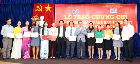 Hiệu trưởng Trường ĐH Khoa học Xã hội và Nhân văn Hà Nội, GS.TS. Phạm Quang Minh trao chứng chỉ cho các giảng viên hoàn thành chương trình.