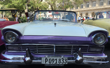 Một điều thú vị tại Cuba là những chiếc ôtô cổ của Mỹ sản xuất trước những năm 1959 không trưng bày trong viện bảo tàng mà chạy rong ruổi khắp đường phố