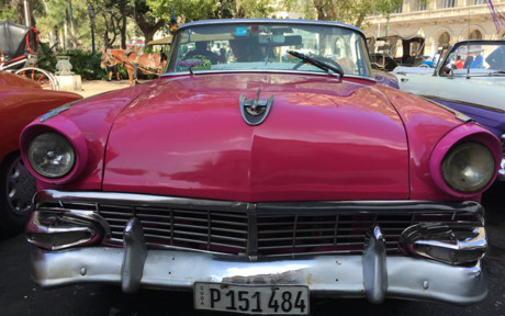 Có rất nhiều xe hơi kiểu cổ của Mỹ tại Mỹ như Ford, Chevy, hay Buick có cả những chiếc được sản xuất từ đầu thế kỷ 20.  Tất cả những chiếc xe Mỹ cổ này vẫn đang chạy ngang dọc trên đất nước Cuba