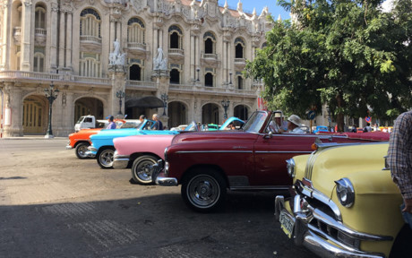 Xe cổ kiểu Mỹ, đặc biệt là ở thủ đô Havana, là một phần không thể thiếu của du lịch tại Cuba. Đến với Cuba, đến với thủ đô Havana, trải nghiệm trên một chiếc xe cổ Mỹ đi một vòng xung quanh thành phố và thăm những địa điểm du lịch nổi tiếng sẽ là một kỷ niệm thú vị đối với mọi du khách tại đây