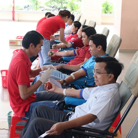  Hiến máu tình nguyện ngày càng được nhiều bạn trẻ tham gia.