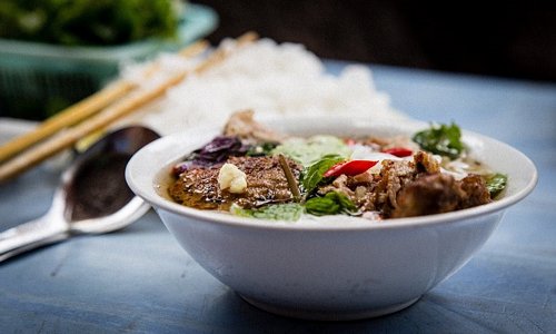 Trải nghiệm ẩm thực ở Hà Nội: Hà Nội là thiên đường của người mê ẩm thực, với vô số lựa chọn món ngon từ nhiều vùng miền và giá cả phải chăng, như bún chả, chả giò, phở, cá hấp và cà phê trứng. Ảnh: Jonathan Look.