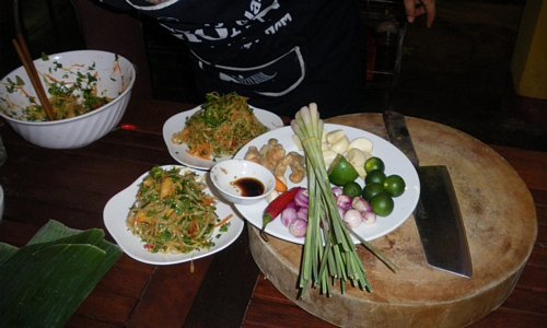 Học nấu ăn ở Hội An: Thông qua việc lưa chọn nguyên liệu, cách chế biến, gia giảm hương vị, kết hợp món ăn, du khách có thể hiểu thêm nhiều điều về văn hóa ẩm thực Việt Nam. Ảnh: Ljiljana Harding.