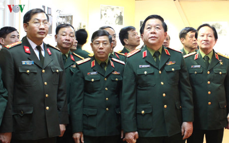Các tướng lĩnh cấp cao Bộ Quốc phòng tham quan triển lãm.