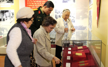Triển lãm trưng bày gần 300 hình ảnh, tài liệu, hiện vật tái hiện một cách sinh động, trung thực về sự kiện Toàn quốc kháng chiến năm 1946 của quân và dân ta, đặc biệt là quân dân Thủ đô Hà Nội, nơi mở đầu Toàn quốc kháng chiến.