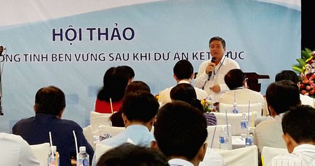 Ông Lê Hoàng Sơn- Điều phối viên tỉnh Vĩnh Long báo cáo tổng kết quá trình triển khai dự án.