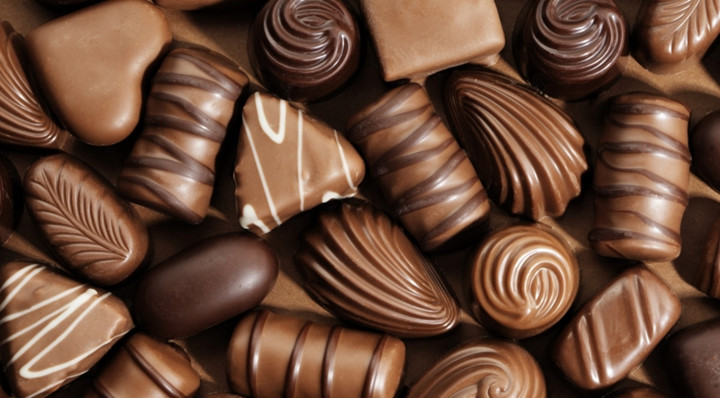 Chocolate: Để trong tủ lạnh sẽ làm bề mặt của chocolate dễ kết thành sương trắng làm mất vị ngon đặc trưng. Ngoài ra, với điều kiện hơi ẩm sẽ tạo sự thuận lợi cho vi khuẩn sinh sôi nảy nở.