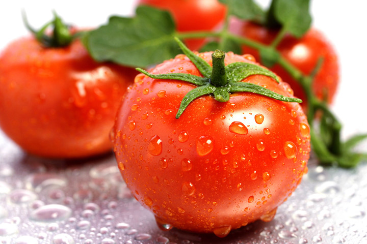 Cà chua: Không chỉ riêng gì cà chua, cả những loại quả có nhiều nước cũng nên hạn chế cho chúng vào tủ lạnh. Vì việc cất giữ cà chua trong tủ lạnh chỉ làm cho chúng dần héo đi và không còn tươi ngon như lúc đầu.