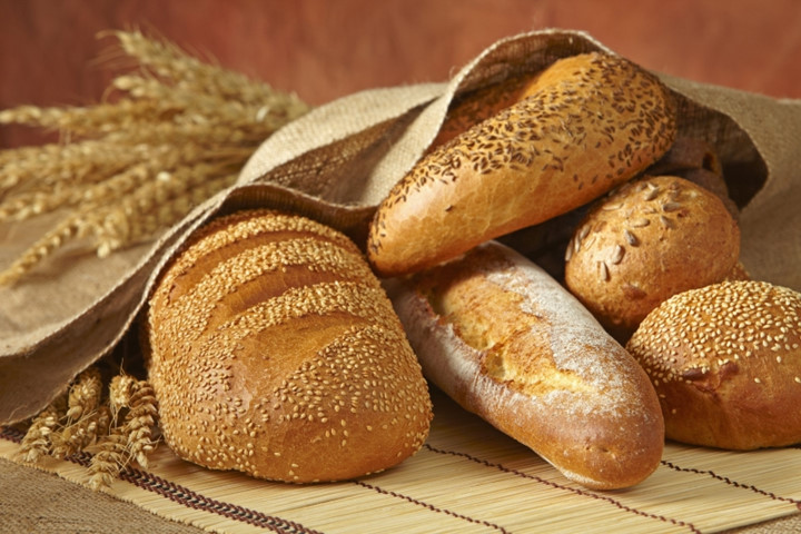 Bánh mì: Bánh mì rất dễ bị khô cứng và nhiễm khuẩn khi bạn đặt chúng vào trong tủ lạnh.