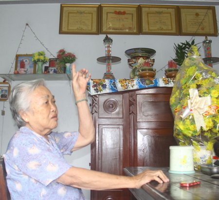 Bà Nguyễn Thị Thu- vợ liệt sĩ Châu Văn Quận- trông chồng từng ngày nhưng đến giải phóng mới hay chồng đã hy sinh 5 năm trước.