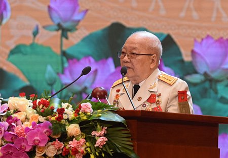 Đại tá Nguyễn Huy Du khiến thế hệ trẻ xúc động khi kể lại những ngày tháng hào hùng, cả nước cùng đứng lên kháng chiến. Ảnh: Lê Phú