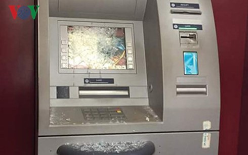 Máy ATM bị đối tượng Huy dùng gậy sắt đập vỡ màn hình.