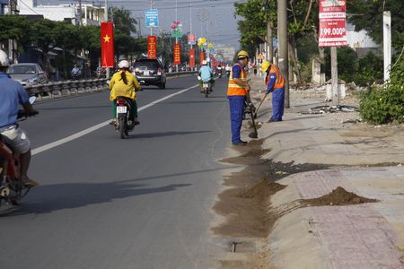 Công nhân lao động góp phần làm sạch đẹp đường phố.