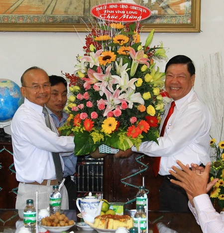 Bí thư Tỉnh ủy Trần Văn Rón- thăm, chúc mừng Hội Thánh Tin lành Miền Nam Việt Nam Chi hội Vĩnh Long nhân dịp Lễ Giáng sinh năm 2016.