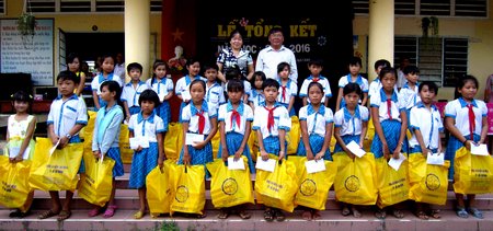 Vận động Cung Văn hóa lao động TP Hồ Chí Minh hỗ trợ tập, quà trẻ em vùng sâu.