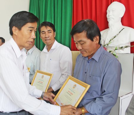 Ông Trần Văn Trạch- Chủ tịch Hội Nông dân tỉnh tặng giấy khen cho 8 tập thể xuất sắc trong công tác hội năm 2016. 
