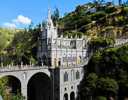 Nhà thờ Las Lajas được xây dựng vào năm 1916 bên trong hẻm núi của con sông Guaitara. Theo truyền thuyết, đây chính là nơi mà Đức Trinh Nữ Maria đã hiện ra. Las Lajas  được mệnh danh là nhà thờ đẹp và bí ẩn nhất thế giới.