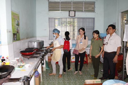  Đoàn kiểm tra ATTP bếp ăn tập thể tại Trường Mầm non Thị trấn (Khóm 2, TT Cái Nhum, Mang Thít).