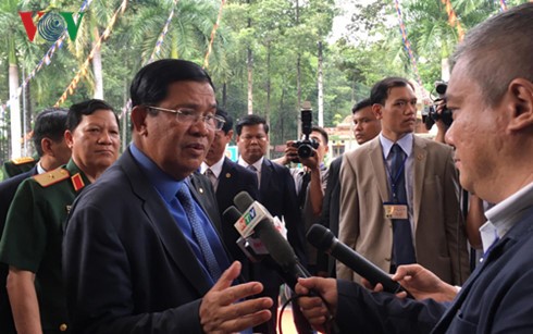 Thủ tướng Campuchia Hun Sen trả lời phỏng vấn của báo giới trước buổi gặp mặt cựu chiến binh quân tình nguyện Việt Nam.