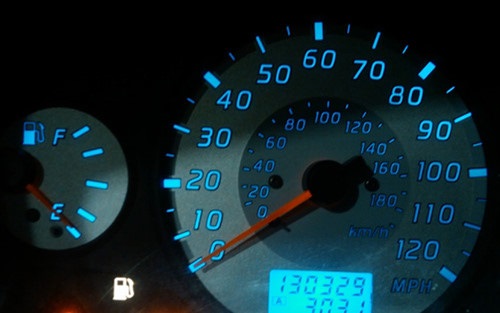 Khi đồng hồ báo xăng chỉ vạch E, mỗi chiếc xe đều có thể chạy thêm được một quãng đường nhất định (Ảnh minh hoạ: KT)