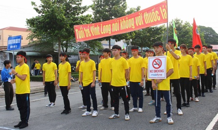 Đoàn viên thanh niên cùng tuyên truyền vì môi trường không khói thuốc lá.