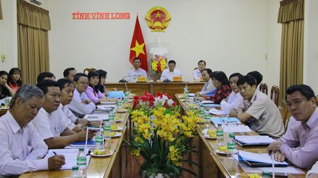 Phó Chủ tịch UBND tỉnh- Trần Hoàng Tựu- chủ trì hội nghị tại điểm cầu Vĩnh Long.