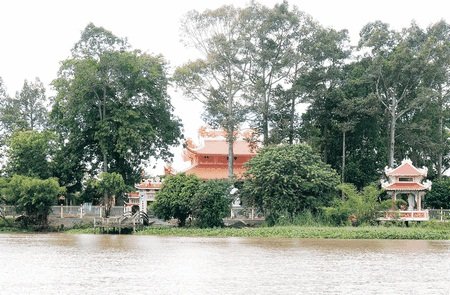 Cổ Sơn tự (chùa Nổi) ở xã Tuyên Bình, huyện Vĩnh Hưng bên sông Vàm Cỏ Tây