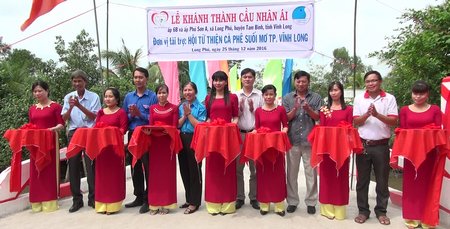 Đại diện UBND xã Long Phú, Hội từ thiện cà phê Suối Mơ cùng Hội LHTN Việt Nam huyện Tam Bình cắt băng khánh thành cầu A-B.