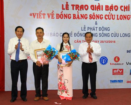 Đồng chí Thuận Hữu và đồng chí Trần Quốc Trung trao giải nhất cho 2 tác giả Ngọc Trảng và Cao Thị Huyền (Báo Vĩnh Long).