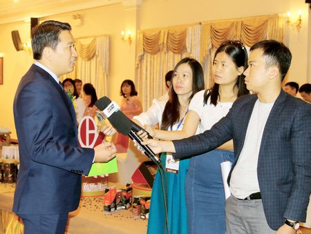  Ông Nguyễn Hải Ninh- Phó Chủ tịch thường trực UBND tỉnh Đắk Lắk, Trưởng BTC lễ hội trả lời phỏng vấn của giới báo chí.