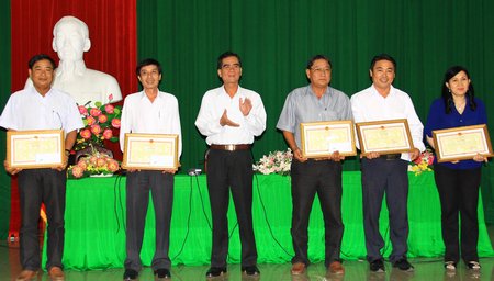 Khen thưởng cho các tập thể làm tốt công tác dân vận chính quyền năm 2016.