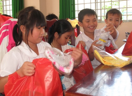 Những phần quà đầy nghĩa tình giúp trẻ em nghèo vui xuân đón tết.