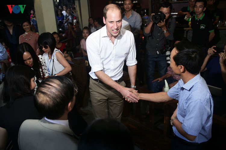 Hoàng tử Anh William trò chuyện với các chuyên gia y học cổ truyền, người nổi tiếng và đại diện các tổ chức phi chính phủ trong khuôn khổ chuyến thăm đầu tiên kéo dài hai ngày tới Việt Nam (Ảnh: Quang Hùng)