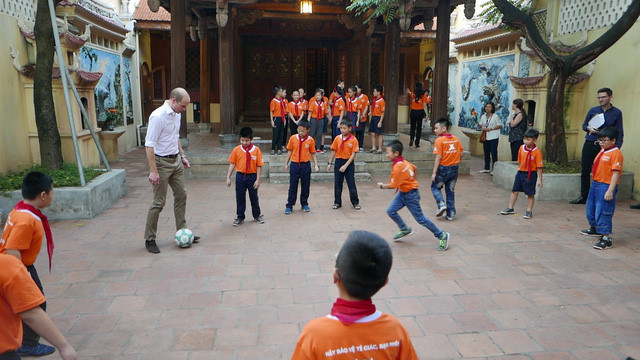 Hoàng tử Anh William vui chơi cùng các em học sinh trường tiểu học Hồng Hà  (Ảnh: Dân trí)