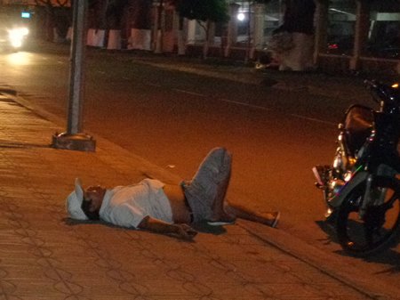 Lúc 18 giờ 46 ngày 18/12/2016, trên đường Hưng Đạo Vương, một người đàn ông say “quắc cần câu” dựng xe dưới lòng đường, nằm lăn lóc bên vệ đường.